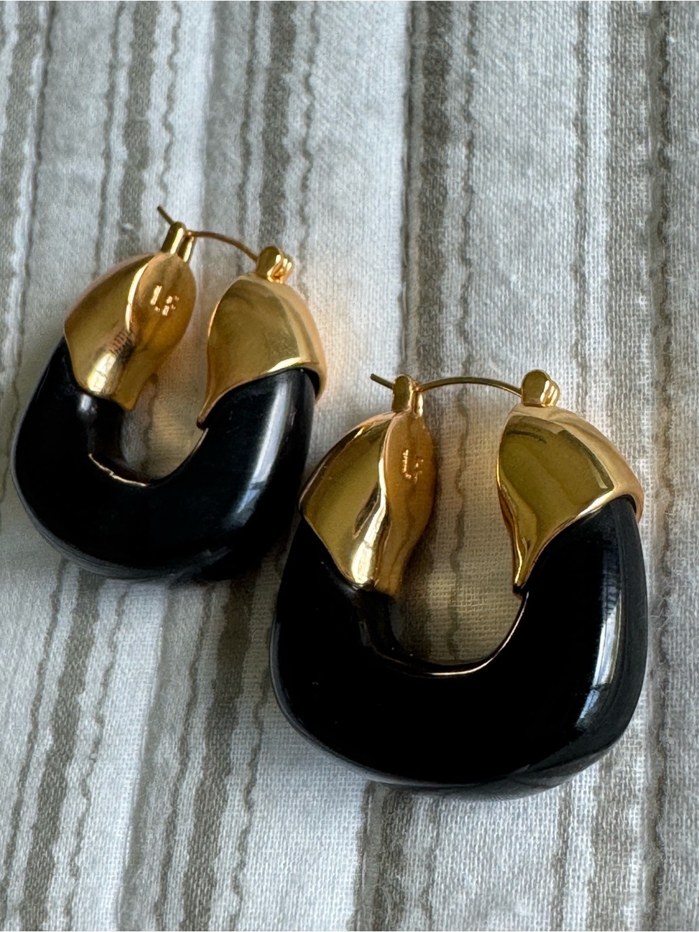 ๐คWORN ONCE๐ค Lizzie Fortunato Black and Gold Sculpted Midnight Hoop Earrings - Picture 3 of 5